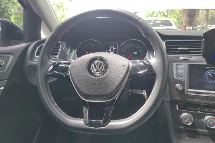 Used Volkswagen Golf 2017 230TSI Automatic Comfort Edition – Celebrating Milestone of One Million Units Steering Wheel