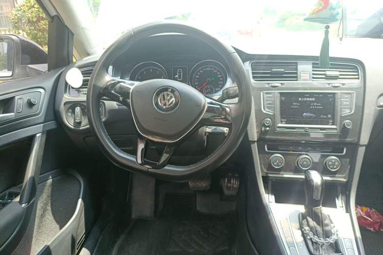 Used Volkswagen Golf 2017 1.6L Automatic Comfort Million-Vehicle Anniversary Edition Steering Wheel