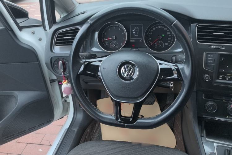Used Volkswagen Golf 2017 230TSI Automatic Comfort Edition – Celebrating Milestone of One Million Units Steering Wheel