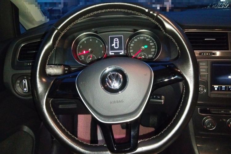 Used Volkswagen Golf 2017 230TSI Automatic Comfort Edition – Celebrating Milestone of One Million Units Steering Wheel