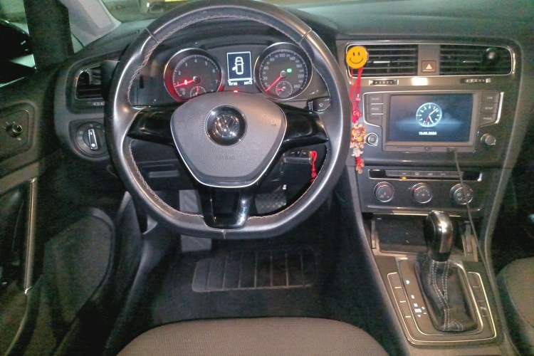 Used Volkswagen Golf 2017 230TSI Automatic Comfort Edition – Celebrating Milestone of One Million Units Steering Wheel