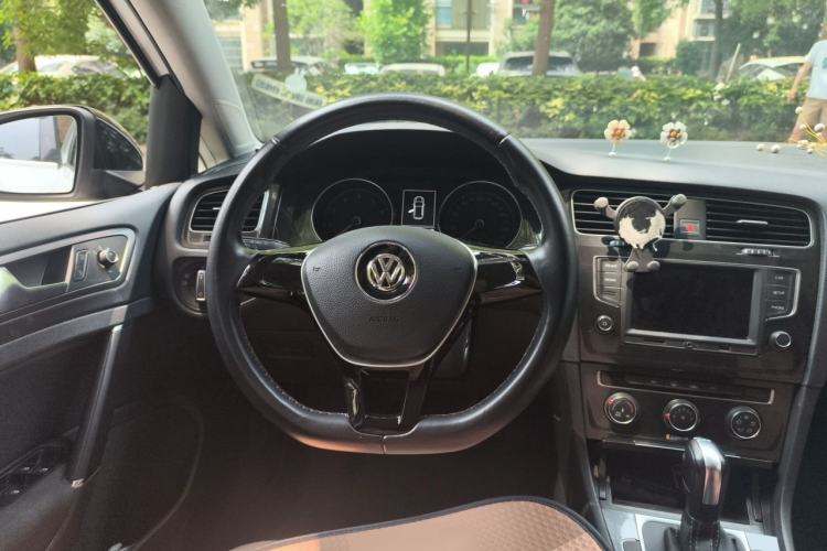 Used Volkswagen Golf 2017 230TSI Automatic Comfort Edition – Celebrating Milestone of One Million Units Steering Wheel