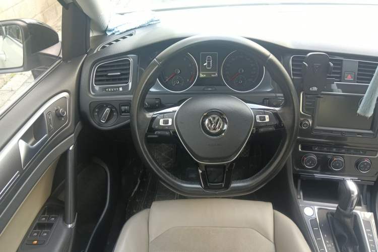 Used Volkswagen Golf 2017 230TSI Automatic Luxury Million-Vehicle Commemorative Edition Steering Wheel