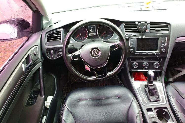 Used Volkswagen Golf 2017 230TSI Automatic Comfort Edition – Celebrating Milestone of One Million Units Steering Wheel