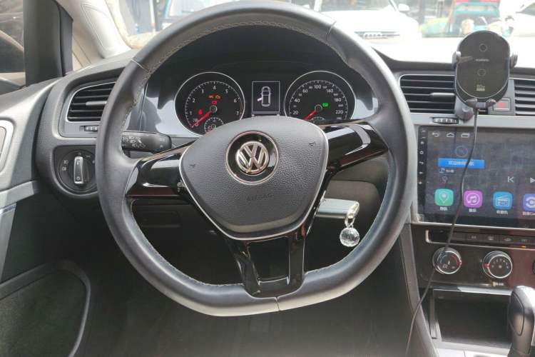 Used Volkswagen Golf 2017 230TSI Automatic Comfort Edition – Celebrating Milestone of One Million Units Steering Wheel