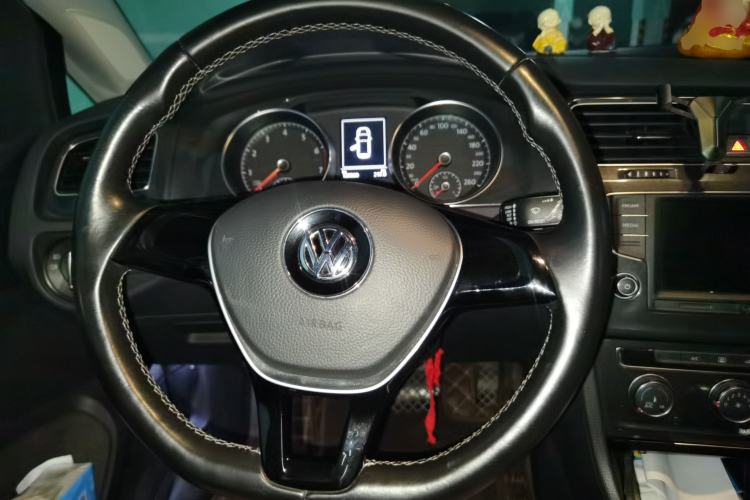 Used Volkswagen Golf 2017 1.6L Automatic Comfort Million-Vehicle Anniversary Edition Steering Wheel