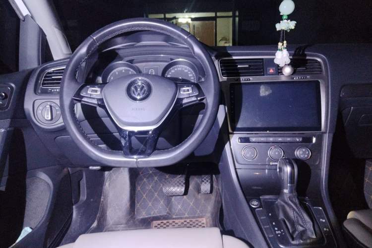 Used Volkswagen Golf 2017 230TSI Automatic Luxury Million-Vehicle Commemorative Edition Steering Wheel