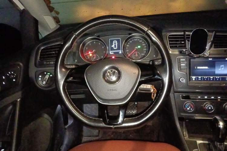 Used Volkswagen Golf 2017 1.6L Automatic Comfort Million-Vehicle Anniversary Edition Steering Wheel