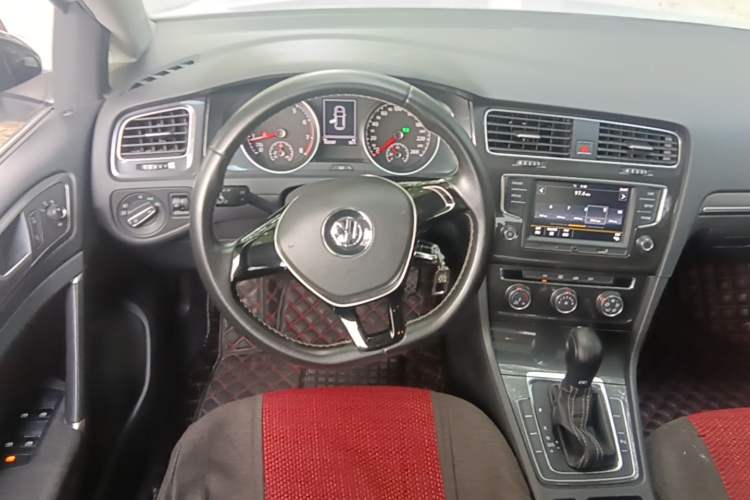 Used Volkswagen Golf 2017 230TSI Automatic Comfort Edition – Celebrating Milestone of One Million Units Steering Wheel