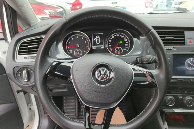Used Volkswagen Golf 2017 230TSI Automatic Comfort Edition – Celebrating Milestone of One Million Units Steering Wheel