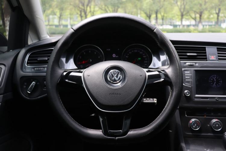 Used Volkswagen Golf 2017 1.6L Automatic Comfort Million-Vehicle Anniversary Edition Steering Wheel