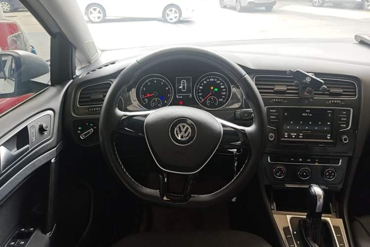 Used Volkswagen Golf 2017 230TSI Automatic Comfort Edition – Celebrating Milestone of One Million Units Steering Wheel