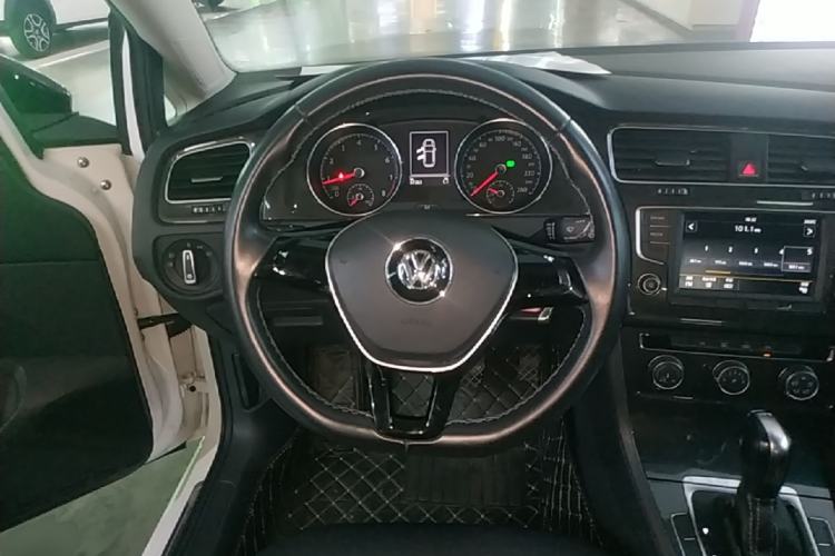Used Volkswagen Golf 2017 230TSI Automatic Comfort Edition – Celebrating Milestone of One Million Units Steering Wheel