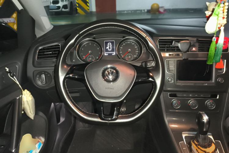 Used Volkswagen Golf 2017 230TSI Automatic Comfort Edition – Celebrating Milestone of One Million Units Steering Wheel