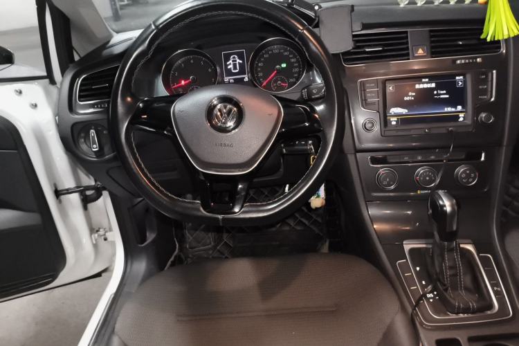 Used Volkswagen Golf 2017 230TSI Automatic Comfort Edition – Celebrating Milestone of One Million Units Steering Wheel