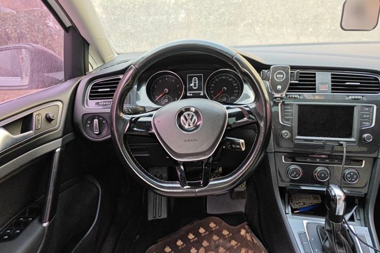 Used Volkswagen Golf 2017 230TSI Automatic Comfort Edition – Celebrating Milestone of One Million Units Steering Wheel