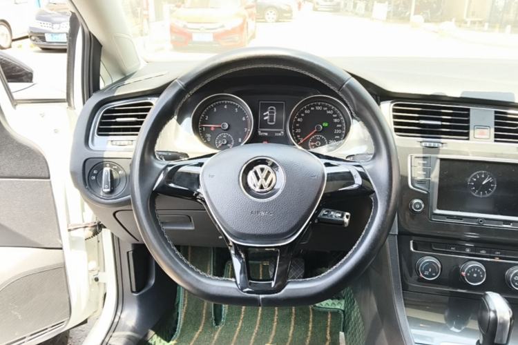 Used Volkswagen Golf 2017 230TSI Automatic Comfort Edition – Celebrating Milestone of One Million Units Steering Wheel