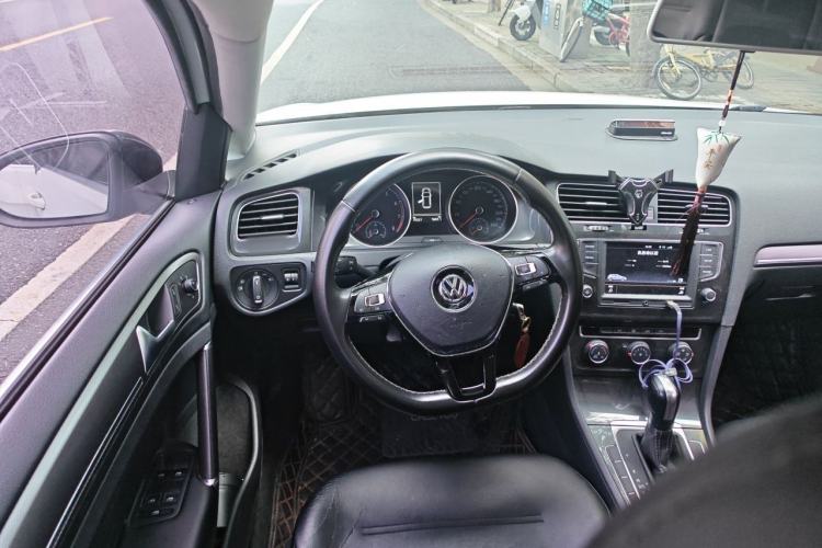 Used Volkswagen Golf 2017 230TSI Automatic Comfort Edition – Celebrating Milestone of One Million Units Steering Wheel