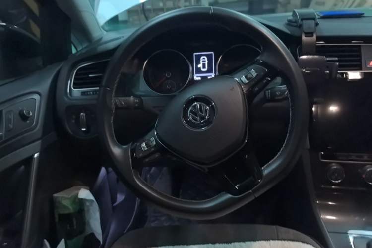 Used Volkswagen Golf 2017 230TSI Automatic Comfort Edition – Celebrating Milestone of One Million Units Steering Wheel