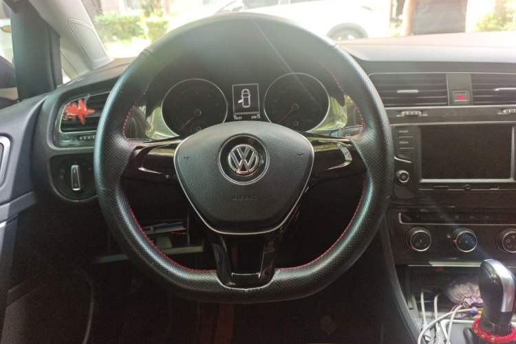 Used Volkswagen Golf 2017 1.6L Automatic Comfort Million-Vehicle Anniversary Edition Steering Wheel