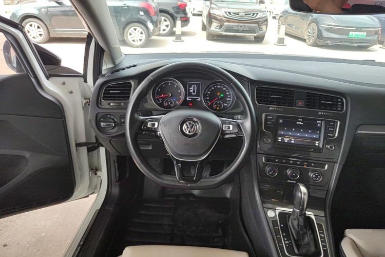 Used Volkswagen Golf 2017 230TSI Automatic Luxury Million-Vehicle Commemorative Edition Steering Wheel