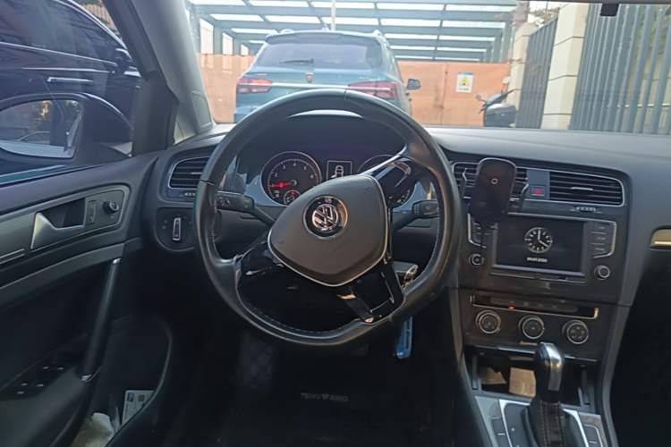 Used Volkswagen Golf 2017 230TSI Automatic Comfort Edition – Celebrating Milestone of One Million Units Steering Wheel