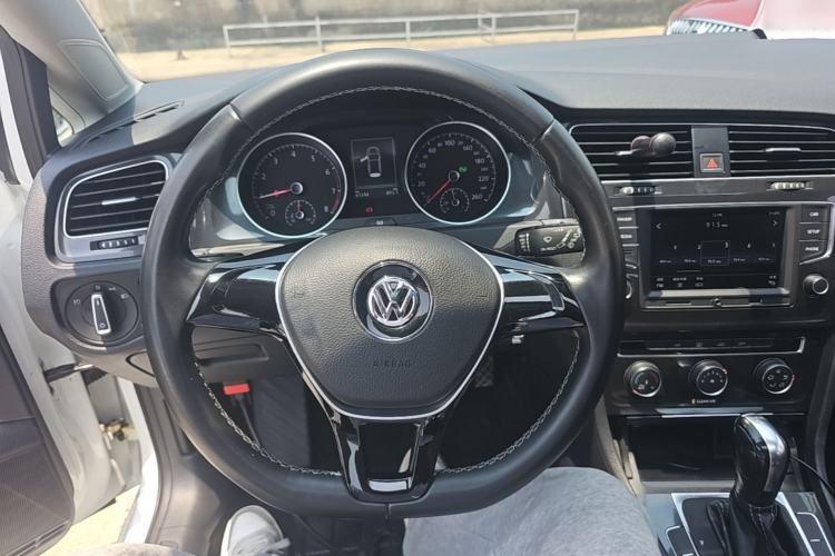 Used Volkswagen Golf 2017 230TSI Automatic Comfort Edition – Celebrating Milestone of One Million Units Steering Wheel