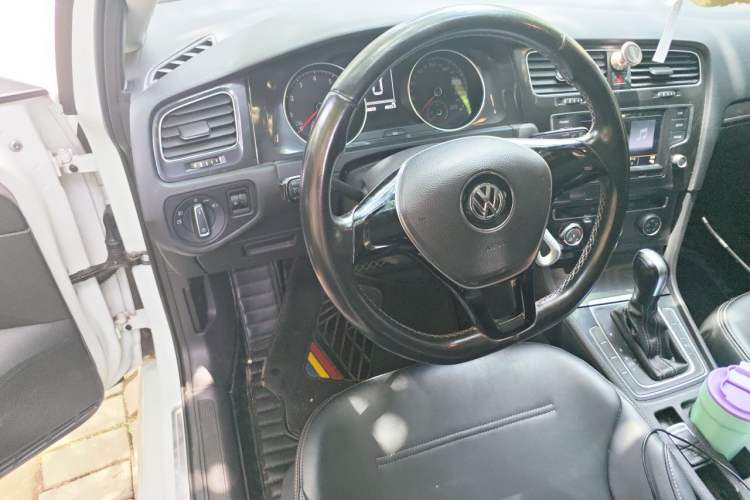 Used Volkswagen Golf 2017 230TSI Automatic Comfort Edition – Celebrating Milestone of One Million Units Steering Wheel