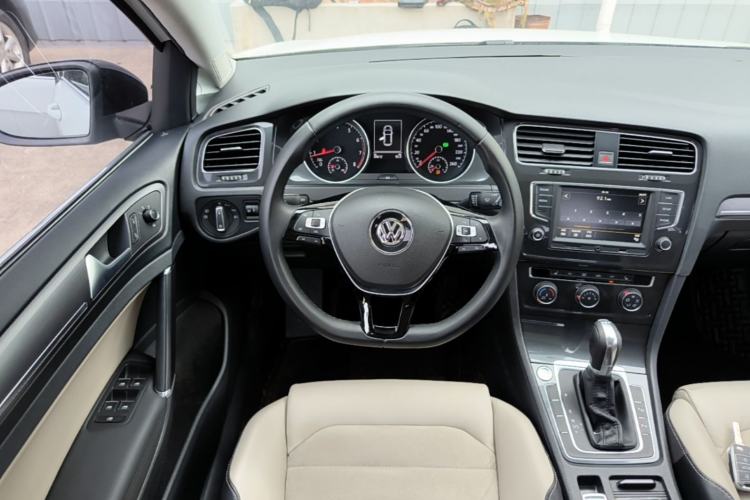 Used Volkswagen Golf 2017 230TSI Automatic Luxury Million-Vehicle Commemorative Edition Steering Wheel