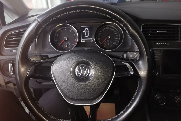 Used Volkswagen Golf 2017 230TSI Automatic Comfort Edition – Celebrating Milestone of One Million Units Steering Wheel