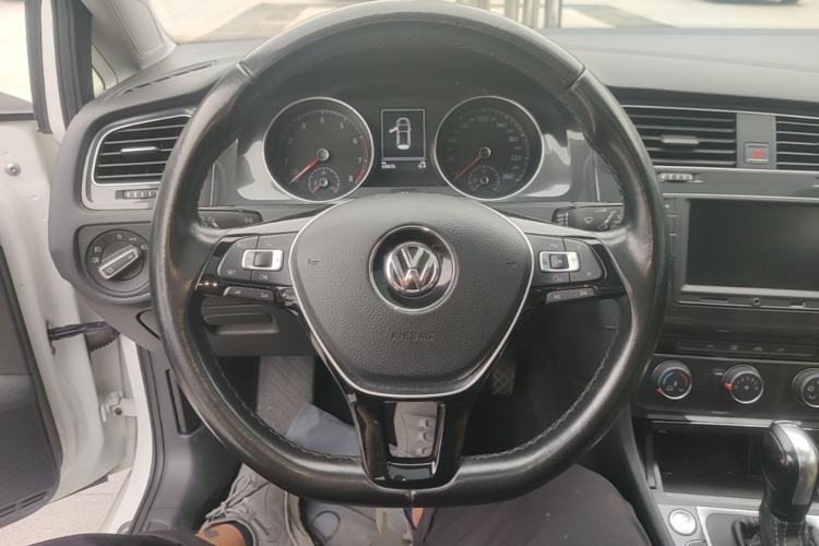 Used Volkswagen Golf 2017 230TSI Automatic Comfort Edition – Celebrating Milestone of One Million Units Steering Wheel