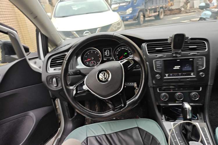 Used Volkswagen Golf 2017 230TSI Automatic Comfort Edition – Celebrating Milestone of One Million Units Steering Wheel