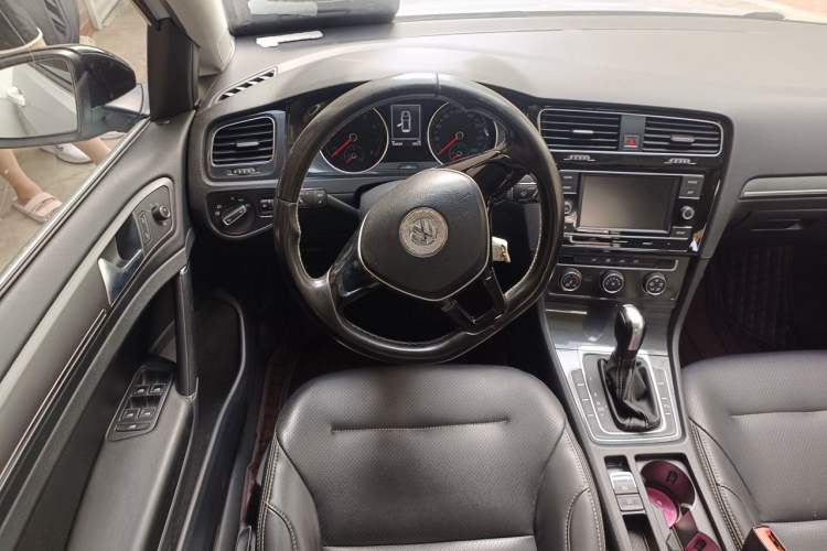 Used Volkswagen Golf 2017 1.6L Automatic Comfort Million-Vehicle Anniversary Edition Steering Wheel