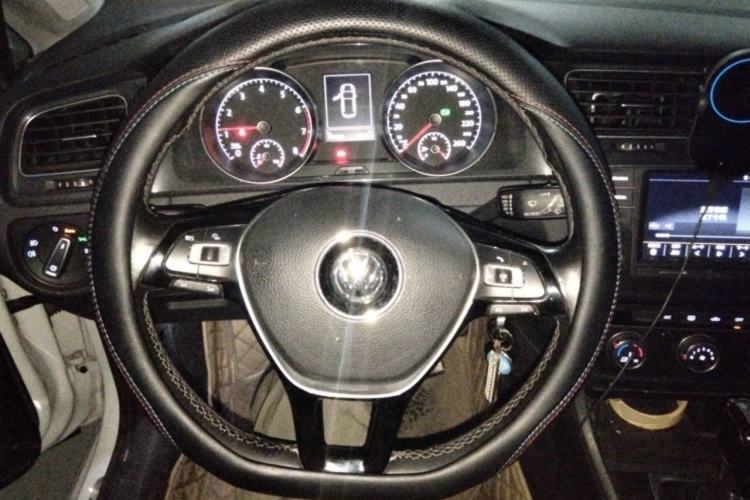 Used Volkswagen Golf 2017 230TSI Automatic Comfort Edition – Celebrating Milestone of One Million Units Steering Wheel