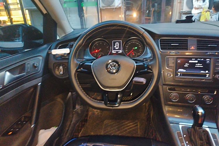 Used Volkswagen Golf 2017 1.6L Automatic Comfort Million-Vehicle Anniversary Edition Steering Wheel