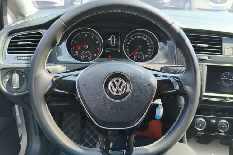 Used Volkswagen Golf 2017 1.6L Automatic Comfort Million-Vehicle Anniversary Edition Steering Wheel