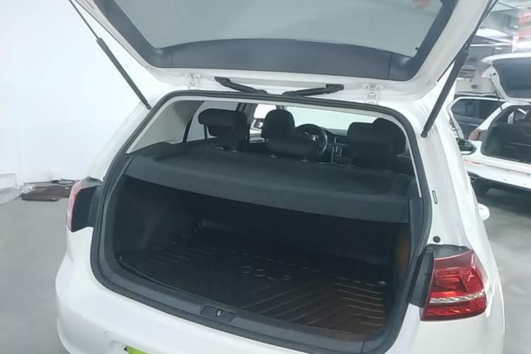 Used Volkswagen Golf 2017 1.6L Automatic Comfort Million-Vehicle Anniversary Edition Trunk