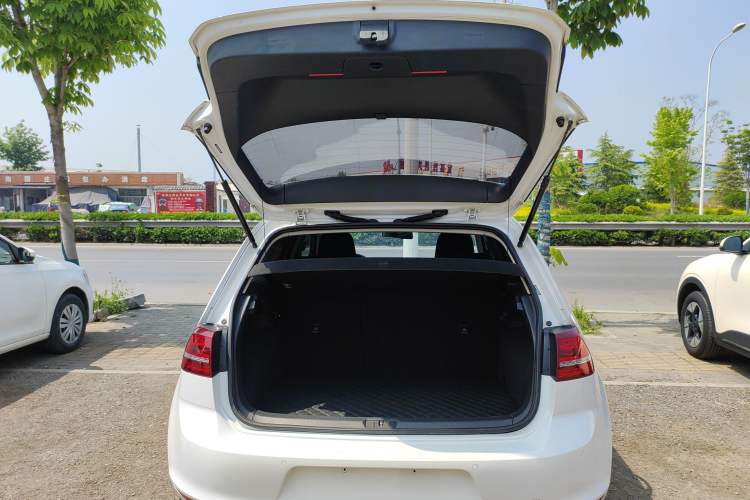 Used Volkswagen Golf 2017 1.6L Automatic Comfort Million-Vehicle Anniversary Edition Trunk
