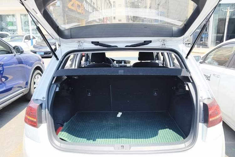 Used Volkswagen Golf 2017 230TSI Automatic Comfort Edition – Celebrating Milestone of One Million Units Trunk