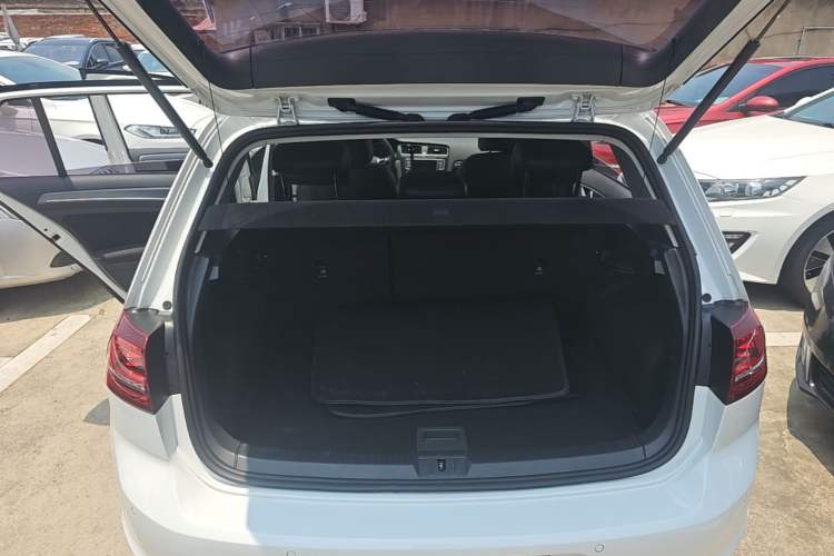 Used Volkswagen Golf 2017 230TSI Automatic Comfort Edition – Celebrating Milestone of One Million Units Trunk