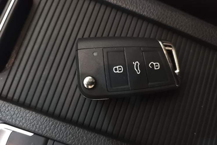 Used Volkswagen Golf 2017 230TSI Automatic Luxury Million-Vehicle Commemorative Edition Vehicle Key