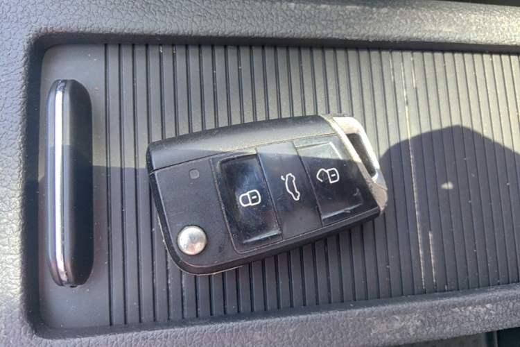 Used Volkswagen Golf 2017 230TSI Automatic Luxury Million-Vehicle Commemorative Edition Vehicle Key