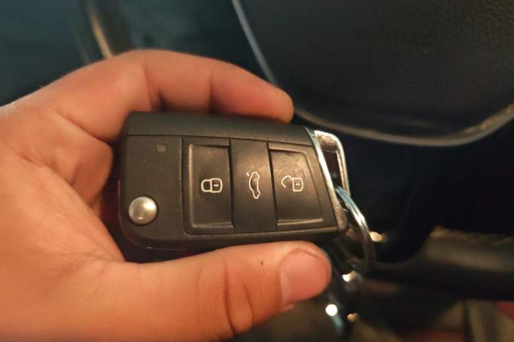 Used Volkswagen Golf 2017 1.6L Automatic Comfort Million-Vehicle Anniversary Edition Vehicle Key
