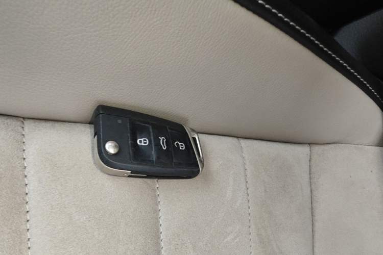 Used Volkswagen Golf 2017 230TSI Automatic Luxury Million-Vehicle Commemorative Edition Vehicle Key