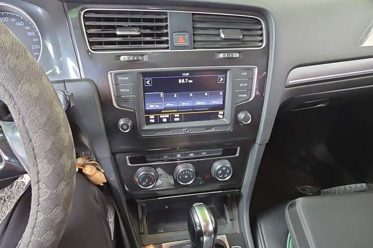 Used Volkswagen Golf 2017 1.6L Automatic Comfort Million-Vehicle Anniversary Edition Audio And AC Panel