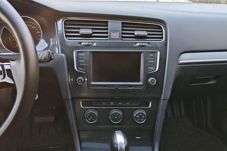 Used Volkswagen Golf 2017 1.6L Automatic Comfort Million-Vehicle Anniversary Edition Audio And AC Panel