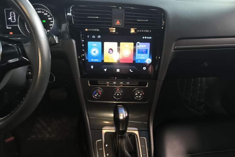 Used Volkswagen Golf 2017 1.6L Automatic Comfort Million-Vehicle Anniversary Edition Audio And AC Panel