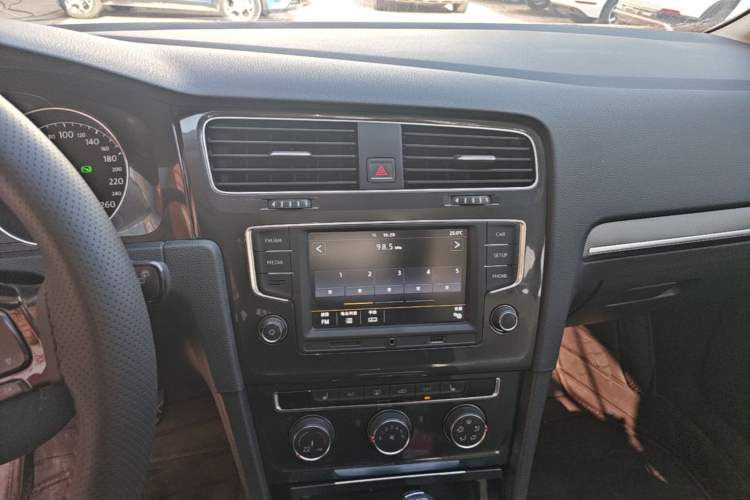 Used Volkswagen Golf 2017 230TSI Automatic Luxury Million-Vehicle Commemorative Edition Audio And AC Panel