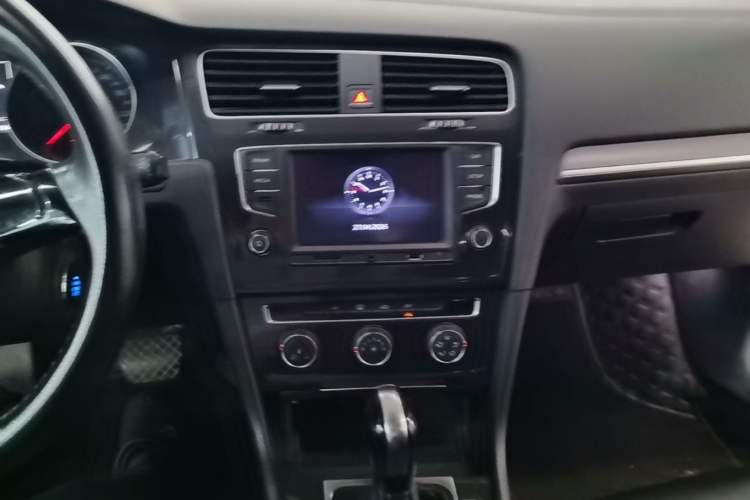 Used Volkswagen Golf 2017 1.6L Automatic Comfort Million-Vehicle Anniversary Edition Audio And AC Panel