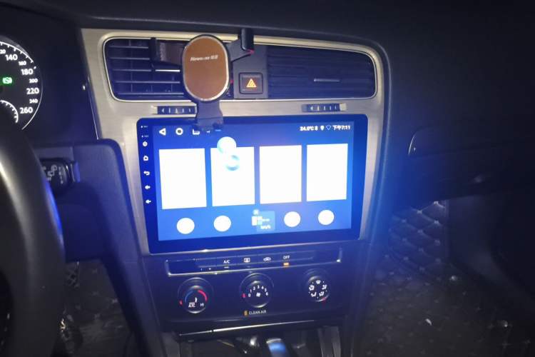 Used Volkswagen Golf 2017 1.6L Automatic Comfort Million-Vehicle Anniversary Edition Audio And AC Panel